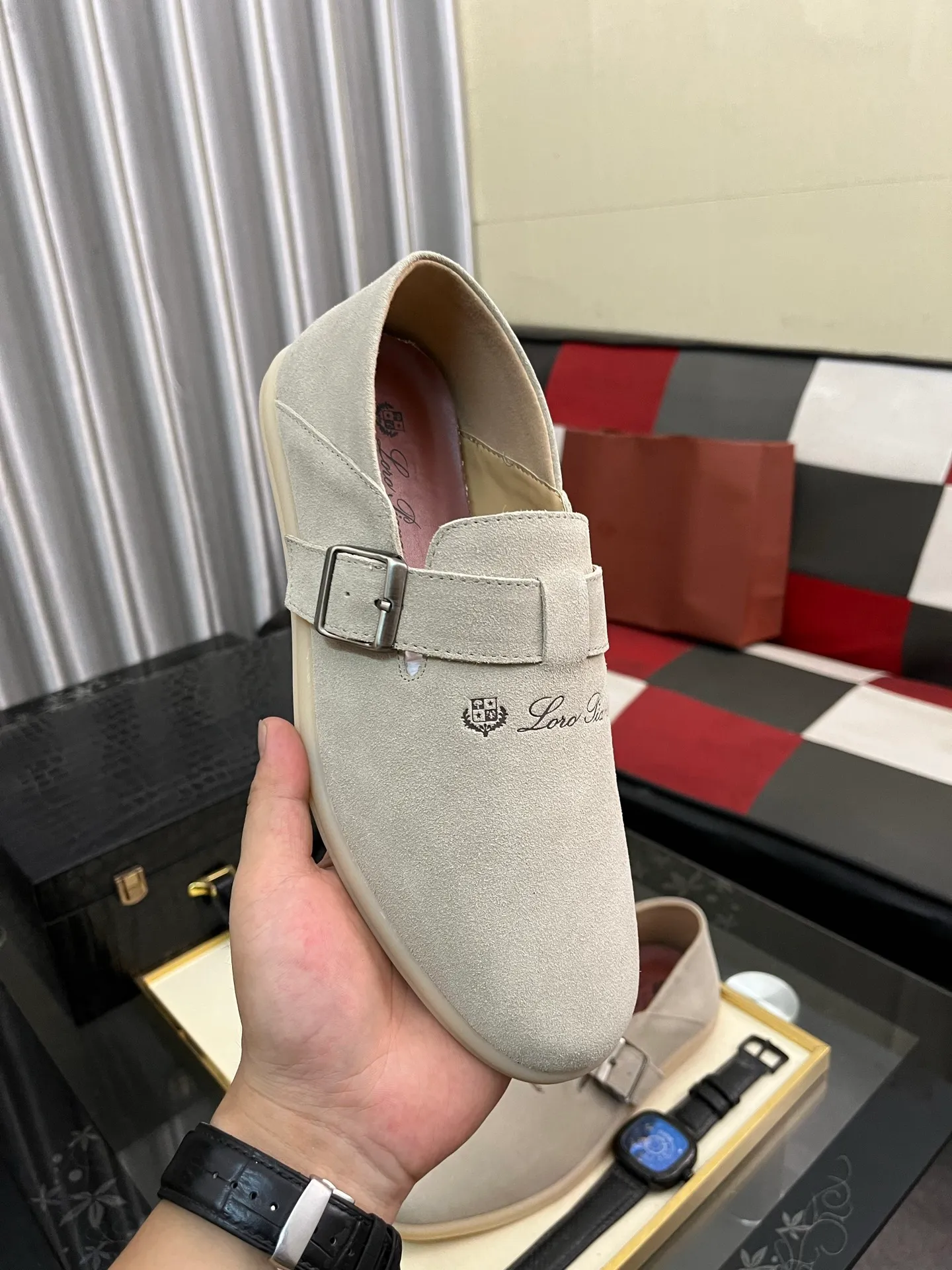 Men's men's shoes 💰458⌚️⌚️ Loro Piana's classic hot model lp top version of Pili casual shoes. It turns out that these are the casual shoes that are said to be able to walk 20,000 steps without getting tired. This pair has both good looks and feel. You will be completely lost as soon as you put it on. The minimalist design is eye-catching and durable, and it is a bonus for dressing. The soft feeling on the feet has outstanding texture, and it is very nice without abrasion on the feet. The soft and waxy soles make it easy to wear for daily use for a long time. Who can resist a pair of versatile and good-looking loafers? Don't be too elegant at all, the feel and texture of the feet are good, the key is to make the legs look longer and not tire the feet, the main thing is that it is just right!        Material: Original cowhide Lining: Original sheepskin Outsole: Original sole Size: 38-44